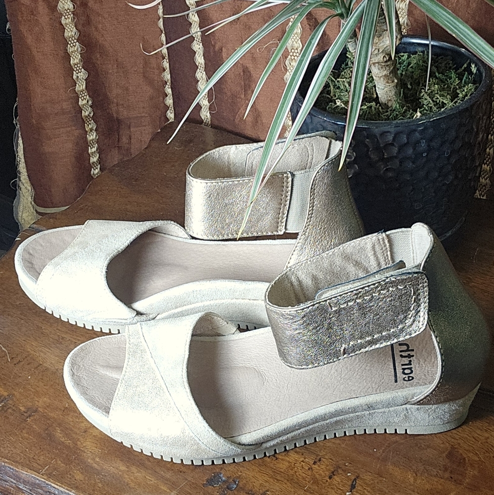 Earth Ficus Sagittarius distressed gold Sandals